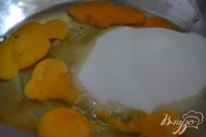 Яйца взбить с сахаром в пену. Затем добавить щепотку соли.