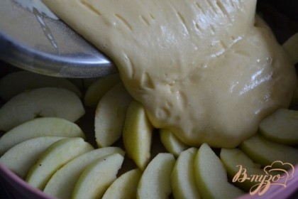Яблоки почистить от кожуры и семечек, нарезать на дольки и уложить в форму ( с пекарской бумагой). Выложить тесто.