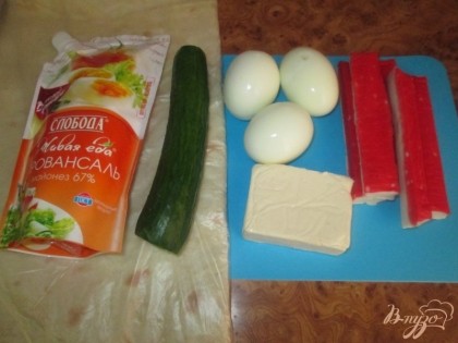 Подготовим ингредиенты: армянский лаваш, огурец, сваренные вкрутую яйца, крабовые палочки, плавленный сыр и майонез.
