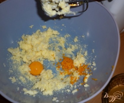 Масло взбить с 1/4 стак. сахара, добавить яичный желток и апельсиновую цедру.