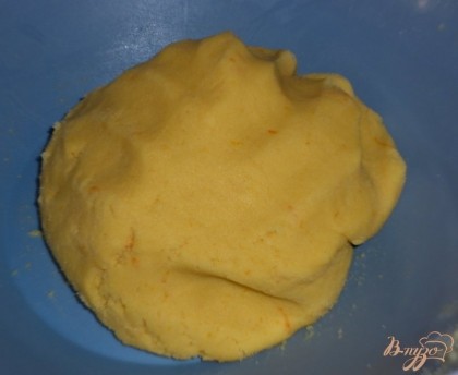 Ввести муку в яично-маслянную смесь, вымесить однородное тесто.