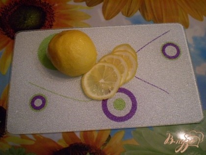 Часть лимона порежьте кружками для украшения. С оставшейся части отожмите сок.