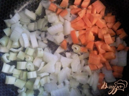 Среднюю морковку,два черешка сельдерея,луковицу режем не очень мелко и слегка обжариваем на сливочном + растительном масле до прозрачности лука. Затем добавляем столовую ложку с горкой изюма,лавровый лист,острый перец,корочку черного хлеба и щепотку тимьяна,вливаем около стакана пива(зависит от размера рыбы).