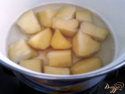 Картошку чистим и режем на несколько частей.Заливаем водой,так чтобы только картофель был покрыт. Варим до готовности и пюрируем вместе с водой в которой варился картофель.