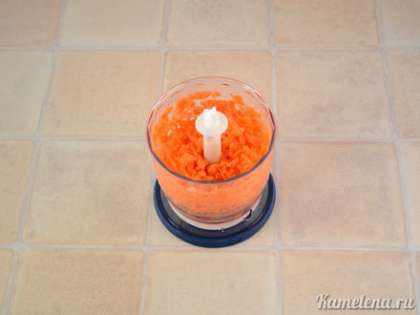 Морковь почистить и порубить в измельчителе (или натереть на мелкой терке).