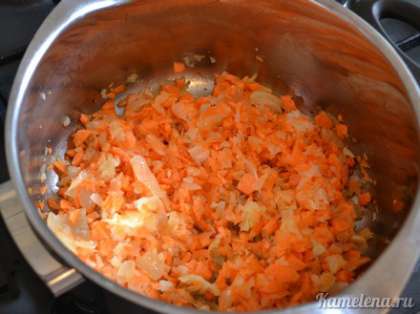 Добавить морковь, жарить 5 минут.