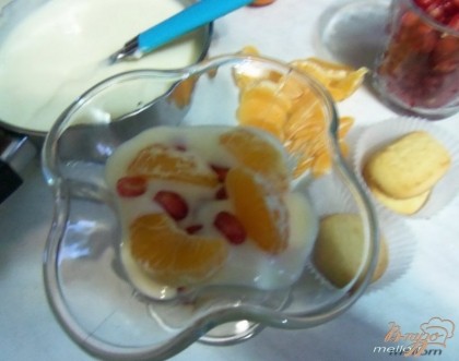 Затем опять крем и снова мандарины…... Мандарины и гранат не жалеть, в этом десерте их должно быть много!!! Печенье добавлять по желанию.
