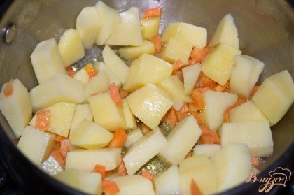 В сотейник влить растительное масло. Обжарить лук. Добавить морковь и перец. Когда они обжарятся, добавить сырой картофель. Жарим все помешивая 5  минут.