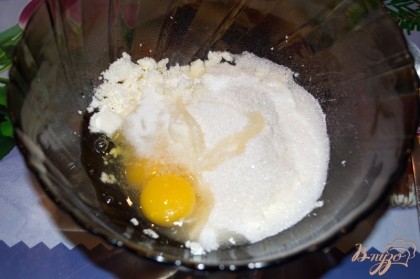 К творогу прибавьте сахар, яйца, разрыхлитель. Взбейте все венчиком. Масса станет аналогом кефира.