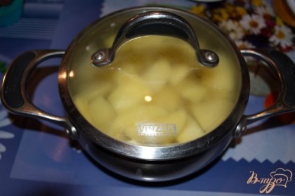 Картофель очистить. Нарезать каждую на 5-6 частей. Залить водой. Вскипятить. Варить до готовности. Посолить тогда, когда картофель будет готов. Варим 2-3 минуты. Слить воду полностью. Поставить на огонь в кастрюле уже без воды. Подсушить готовый картофель 2-3 минуты.