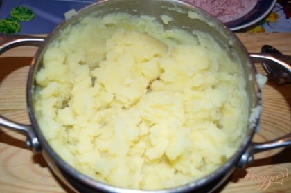 Размять картофель толкушкой в пюре.
