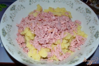 Соедините картофельное пюре и ветчину. Прибавьте соль и специи по вкусу.
