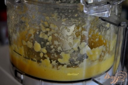 Приготовим барбекю соус:в фудпроцессоре или в блендаре размолоть лук и &#188; стак. апельсинового сока в режим пюре, 1 мин.