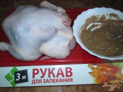 Для этого блюда нам нужно взять курицу целиком, приготовить кулинарный рукав и особое внимание уделить приготовлению соуса.