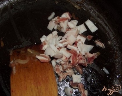 Растопите немного сало и высыпьте чеснок с бараньим жиром. Обжарьте до появления небольшого количества жира на сковородке.