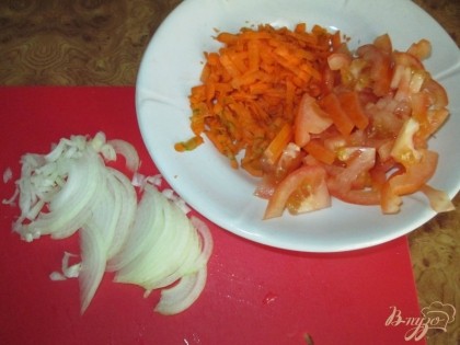 Порезать полукольцами репчатый лук, потереть на крупной терке морковь и порезать помидоры.