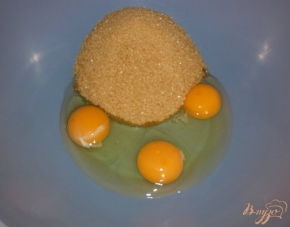 Яйца взбить с сахаром (от 175 г сахарa отложить на посыпку 2 ст.л.).