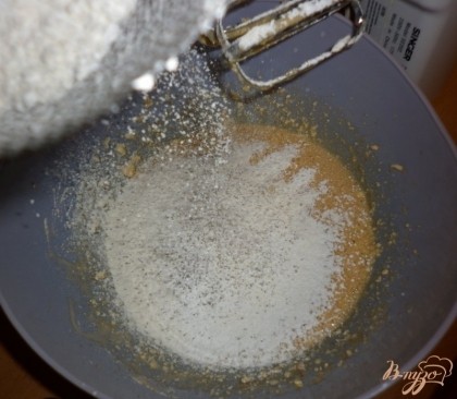 Всыпать просеянную с  крахмалом и разрыхлителем муку, вымесить (с помощью миксера) однородное тесто.