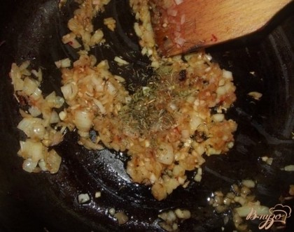 На той же сковородке, на которой жарили свеклу с морковью (мыть ее не нужно), обжарьте лук с чесноком до готовности. Переложите лук с чесноком к свекле и перемешайте. Попробуйте на вкус и если нужно посолите и поперчите. Кроме того, по желанию, можно добавить мелко рубленый укроп и зеленый лук.