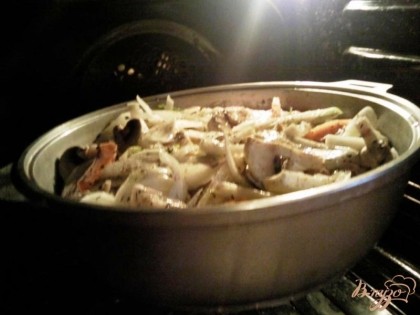 В жаровню кладем половину овощей,затем куски курицы и снова овощи. Ставим в духовку на час при 170 гр.