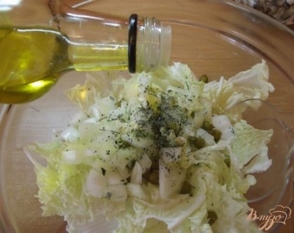 В качеств приправы к такому салату просто шикарно использовать мяту. Летом - свежую, мелко порезанную, зимой сушеную. Заправлять этот салат лучше всего оливковым маслом (или другим растительным).