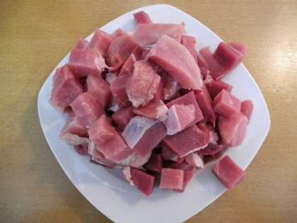 Мясо нарезать квадратиками
