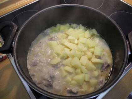 Добавить картофель в кастрюлю