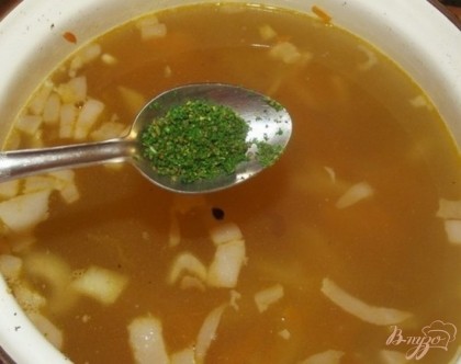 Накройте суп крышкой и оставьте варится. Когда он закипит подождите минуты три и снимите крышку.