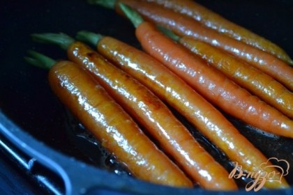 Морковь помыть и хорошо потереть щеткой.На сковороде с оливковым и сливочным маслом обжарить в течении 5 мин. до румяного цвета.
