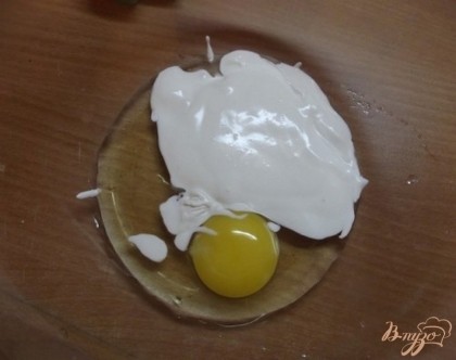 Вбейте в миску одно куриное яйцо и добавьте туда же две столовые ложки жирной или домашней сметаны. Взбейте все хорошенько миксером в пену.