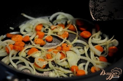 Лапшу отварить как сказано на упаковке.На непригораемой сковороде обжарить лук и морковь, добавим 2 ч.л  свежего тимьяна или 1 ч.л сухого. Посолить и поперчить и готовить примерно 4 мин. Переложить на тарелку.
