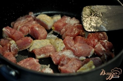 Свинину посолить и поперчить , обвалять в муке, на сковороду добавить 1 стол.л оливкового масла и обжарить по 3 мин.сторона.
