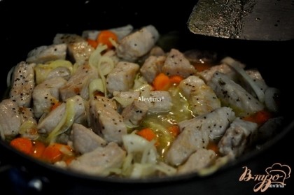 Добавить куриный бульон,вермут,морковь и лук с тарелки. Помешать и тушить примерно 10 мин. Добавить тимьян, посолить и поперчить.