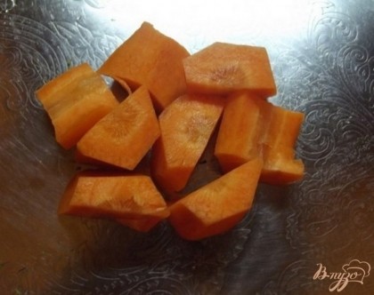 Для начала в кастрюльки кипятится вода и туда по очереди закладываются варится овощи. Первой положите морковку, очень крупно порезанную.