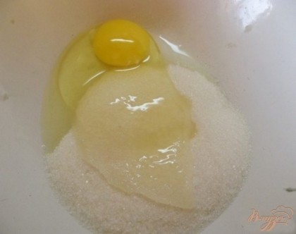 Для начала перетрите яйцо с сахаром.