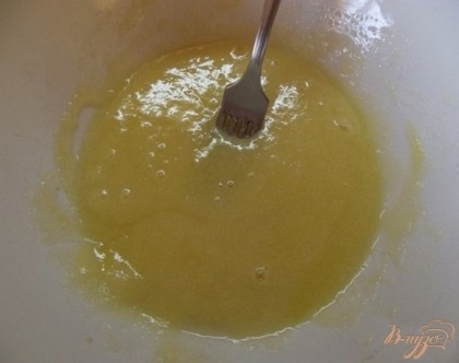 Нужно перетирать как можно дольше, чтобы сахар максимально растворился. Кстати, если заменить сахар сахарной пудрой, тесто будет более рассыпчатое и нежно. Когда масса будет готова, добавьте в нее треть чайной ложи лимонной цедры (тертой на мелкой терке).