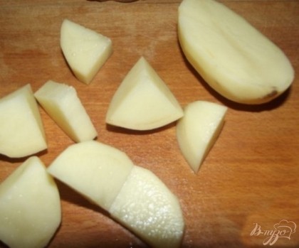 Картофель нарезаем как обычно для супа - кубиками.
