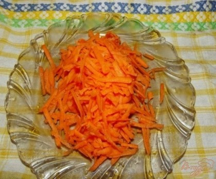 Морковь натираем на терке и ставим в холодильник.