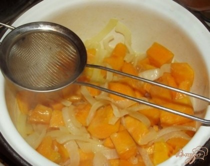 Когда все готово, морковный бульон еще горячим процеживаем через ситечко и заливаем к овощам, чтобы он немного их покрыл. Доводим до кипения и солим по вкусу, поскольку бульон у нас пресный - соли нужно много.
