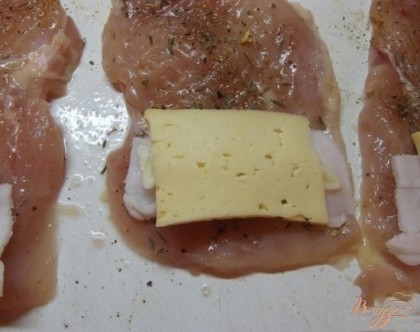 Сыр нарежьте кусочками примерно по пол сантиметра толщиной. Выложите по одному кусочку сверху на чеснок с салом. Сыр лучше брать твердых сортов.