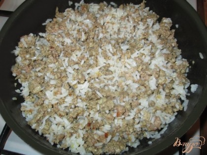 Потушить на подсолнечном масле, с добавлением небольшого количества воды, свиной фарш. Добавить к нему рис и пережаренный лук. Все перемешать.