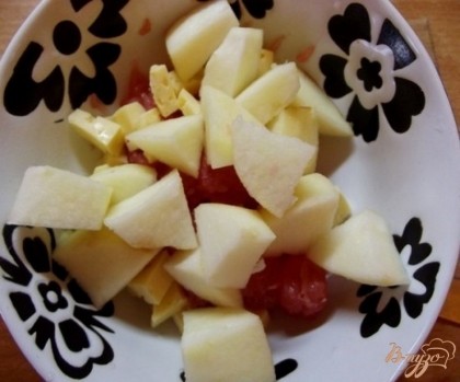 Яблоко очищаем от шкурки и нарезаем кубиками немного крупнее чем сыр. Добавляем в салат. Хорошенько перемешиваем но так, чтобы не подавить грейпфрут.