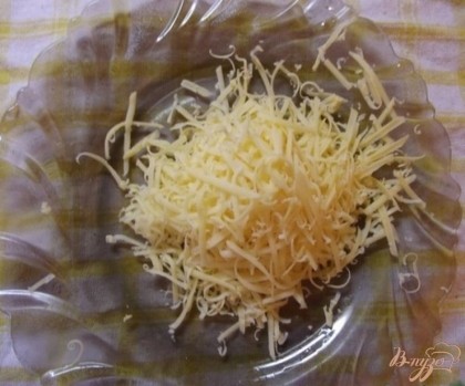 Для начала на крупной терке натираем сыр. Лучше брать твердый сыр, чтобы он не тек и не выплывал из слив.