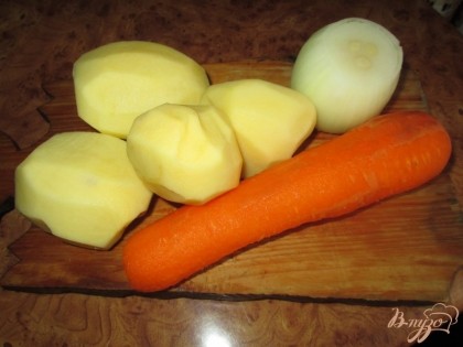 Почистить картофель, репчатый лук и морковь. Картофель порезать на небольшие дольки.