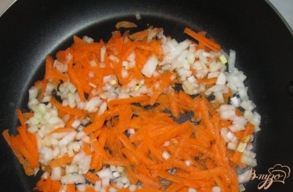 Лук мелко порезать, морковь потереть на терке и все пережарить на растительном масле.