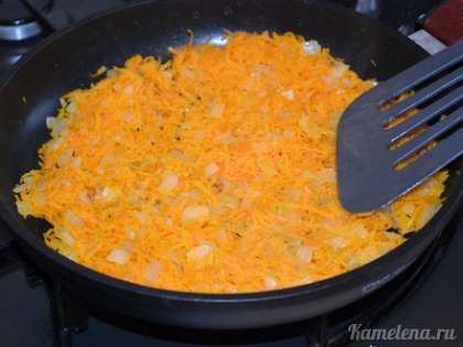 Добавить морковь, перемешать и жарить около 10 минут, до мягкости моркови. Немного посолить, поперчить. Переложить смесь на тарелку.