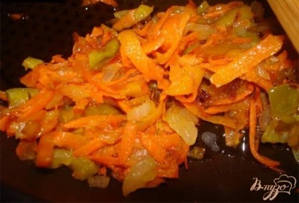 Тем временем, обжарим на сковороде лук, потом добавим к нему морковь, болгарский перец.