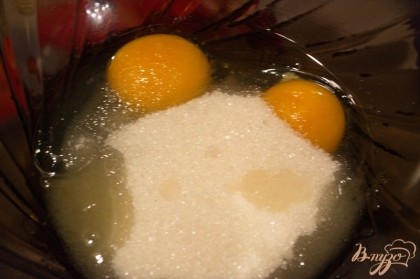 Два яйца взбить с 3 ст. ложками сахара.