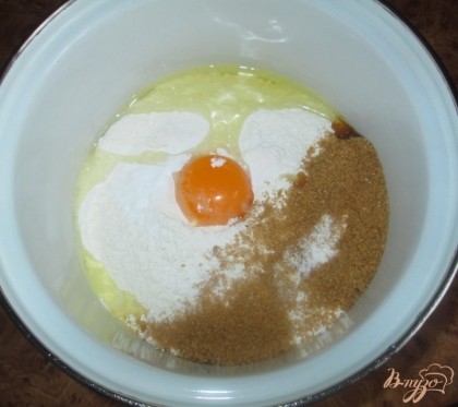 В глубокую посуду насыпаем муку, разбиваем яйцо, добавляем ванильный сахар, сахарный песок, столовую ложку подсолнечного масла, воду и соль.