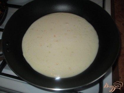 На сковороду наливаем немного подсолнечного масла, раскаляем ее и, с помощью половника, наливаем тесто на серединуна сковороды. Тесто должно распределиться ровно по поверхности сковороды.